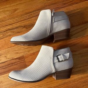 Falls Creek beige booties size 7.5